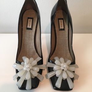 Marc Jacobs Patent leather flower pump /wood heels